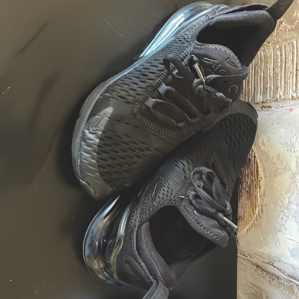 Black shoes with little wear on the strap and some scratches on the sole size 4y